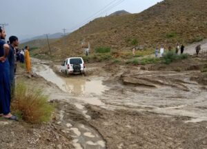 Zandra, cars stuck due to heavy flow of water after rain / FnS Adventures